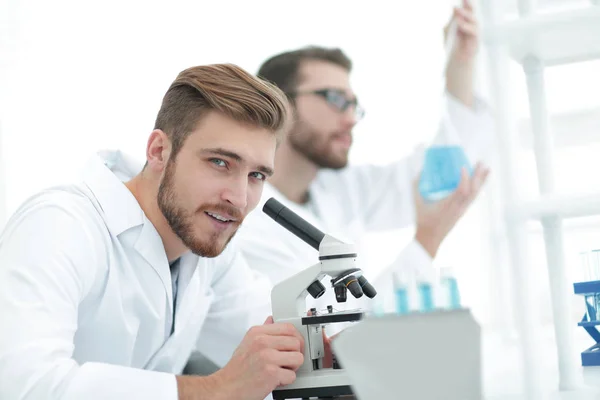 Исследователь-мужчина проводит научные исследования в лаборатории — стоковое фото