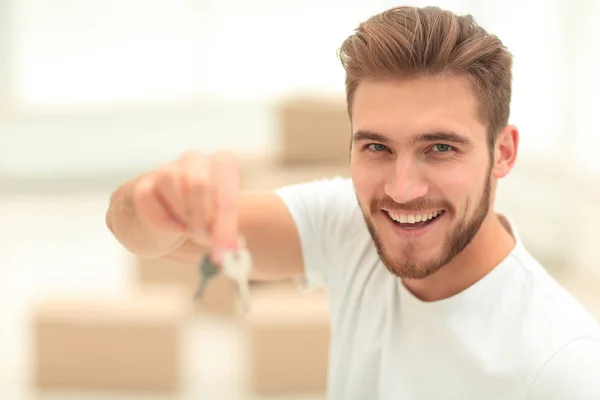 Closeup.happy o homem com as chaves para novos apartamentos — Fotografia de Stock