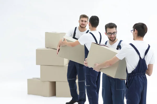 Photo workers pass each other boxes when moving flats. — Stock Photo, Image
