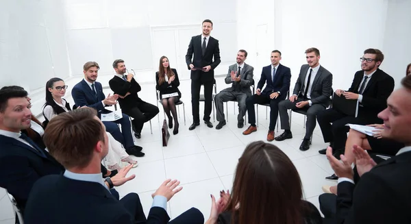 Coach leads the session with the business team. — Stock Photo, Image