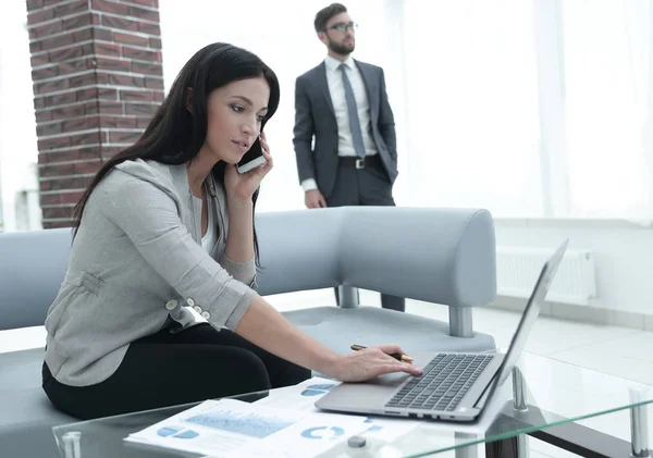 Mujer asistente en el lugar de trabajo en la oficina — Foto de Stock