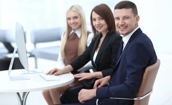 Close-up van mensen uit het bedrijfsleven zitten tijdens een bijeenkomst de gespreksruimte. — Stockfoto