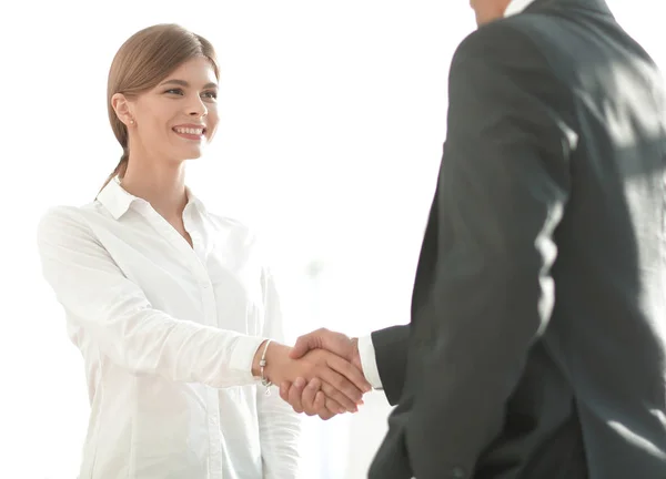 Handshake młoda kobieta z kolega — Zdjęcie stockowe