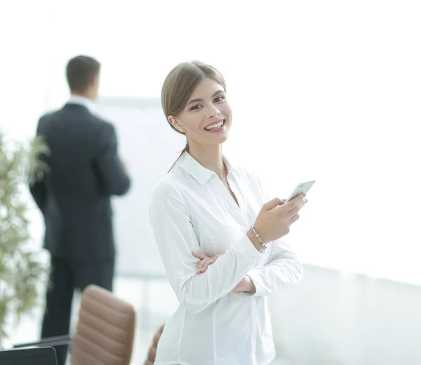 Nahaufnahme Porträt junge Geschäftsfrau, Blick auf Handy — Stockfoto