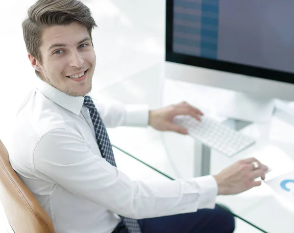 Employee sitting in front of a computer screen — Stock Photo, Image