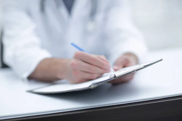 Doctor writing out the prescription.close-up — Stock Photo, Image