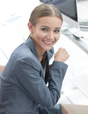 genç iş kadını mali belgeleriyle çalışma