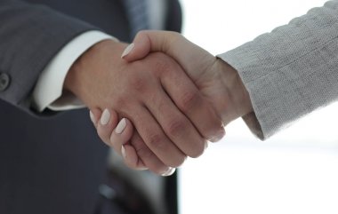 Beyaz arka planda izole edilmiş iş adamları el sıkışıyor
