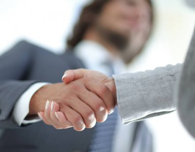 İşadamları el sıkışma başarılı iş toplantı sonrasında