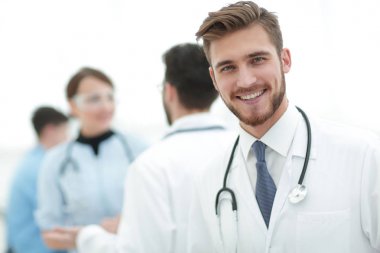 gülen dost erkek doktor portresi