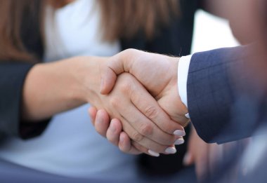 İş el sıkışma, tebrikler veya ortaklık kavramı.