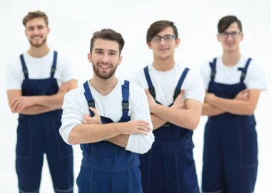 Sorumlu movers ve gülümseyen liderleri mutlu takım.
