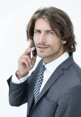 genç adam beyaz zemin üzerinde bir telefon dinleme