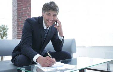 İşadamı mali belgeleriyle çalışma