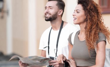 Bir çifti mutlu genç turistler yaz aylarında gezi