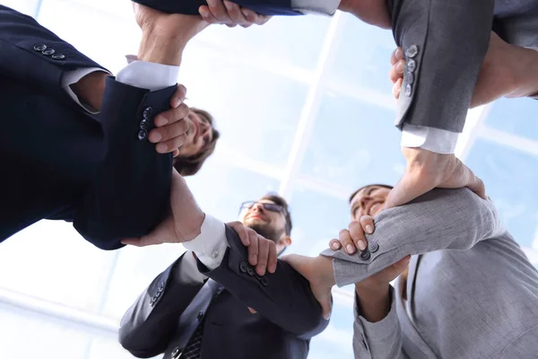 Equipo de negocios se están tomando las manos —  Fotos de Stock