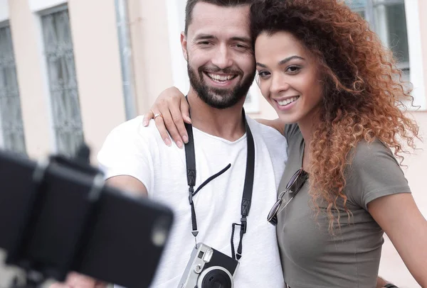 Feliz pareja viajera haciendo selfie, estado de ánimo romántico . — Foto de Stock