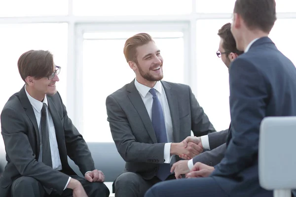 Handskakning affärsmän på kontoret. — Stockfoto