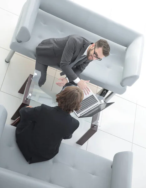 Két üzletember ül irodai asztal feladatok megbeszélése. — Stock Fotó