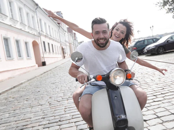 Fröhliches junges Paar fährt Roller und hat Spaß — Stockfoto
