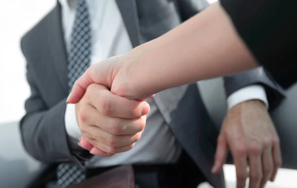 Hombre de negocios estrechando la mano para sellar un trato con su compañero — Foto de Stock