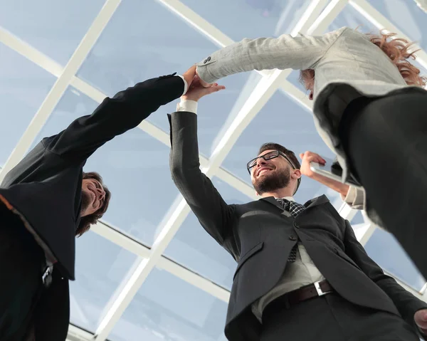 Succesvolle zakenmensen die elkaar de hand schudden om een deal te sluiten — Stockfoto