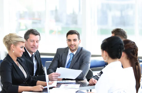 Geschäftspartner und Geschäftsteam diskutieren geschäftliche Fragen im Büro — Stockfoto