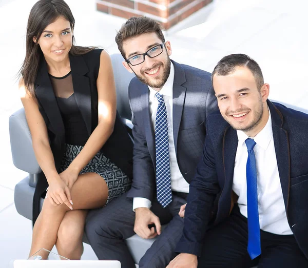 Portret uśmiechający się zespołu firmy siedzi w holu urzędu — Zdjęcie stockowe
