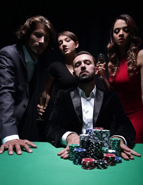 Jovem caucasiano atraente faz aposta no casino — Fotografia de Stock