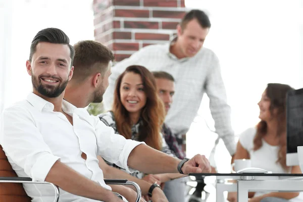 Hombre de negocios y su equipo creativo trabajando — Foto de Stock