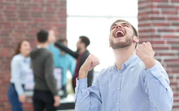 Bonito empresário celebrando vitória gritando alegremente no th — Fotografia de Stock