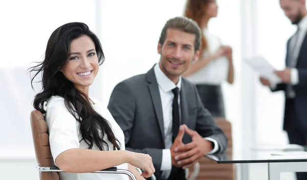 Paar collega's zitten aan een bureau — Stockfoto