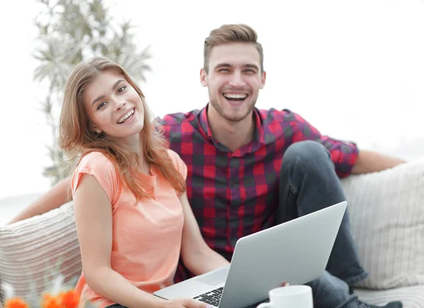 Jovens modernos usando laptop em casa . — Fotografia de Stock