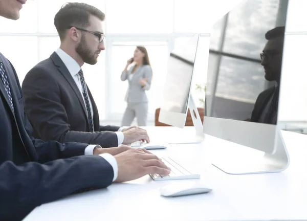 Mitarbeiter arbeiten am Computer — Stockfoto