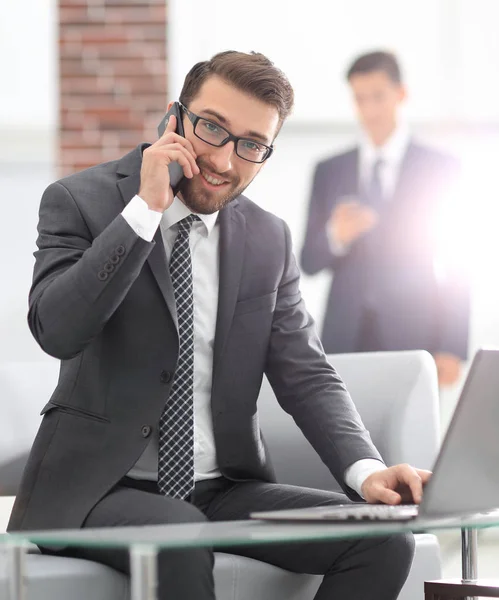 Imagen del joven empresario hablando por teléfono móvil con los clientes — Foto de Stock