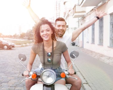 Çift sürme motosiklet eski şehir sokak.