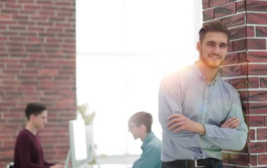 Yakışıklı, kendine güvenen bir iş adamı portresi..