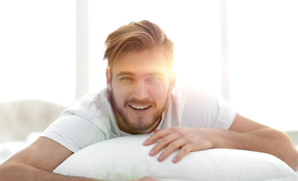 Closeup.smiling adam kanepede yatan — Stok fotoğraf