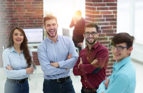 Gelukkig glimlachend business team in kantoor. — Stockfoto