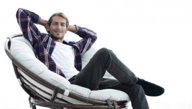 yakın çekim. başarılı bir adam büyük bir yuvarlak rahat sandalyede oturuyor