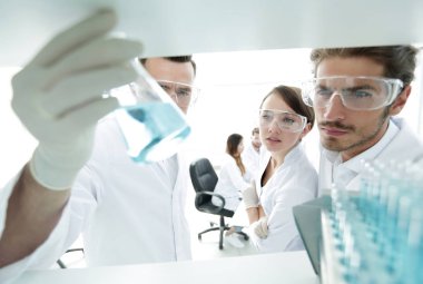 portre. bilim adamı ve cam tüp çözümde eğitim asistanı