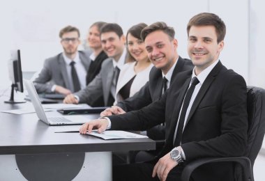 Proje Yöneticisi ve masada oturan profesyonel iş takım