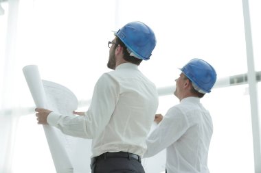 arka view.architect ve boş ekrana bakarak Oluşturucu