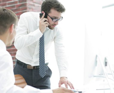 kızgın işadamı Smartphone'da konuşuyor