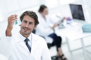 Laboratuvarda çalışan bilimsel araştırmacı.