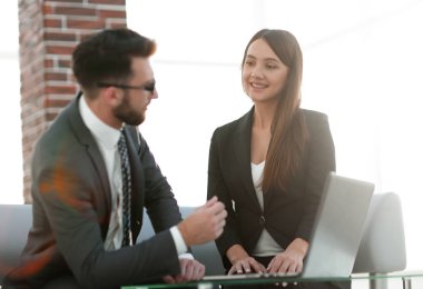 İki arkadaşları yeni iş stratejisi üzerinde çalışma