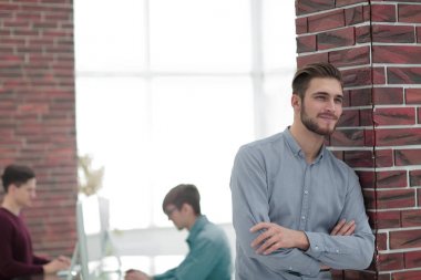 Yakışıklı, kendine güvenen bir iş adamı portresi..