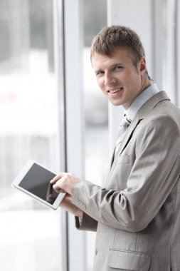 dijital bir tablet üzerinde çalışan