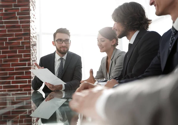 Wirtschaftsteam diskutiert das Dokument, — Stockfoto