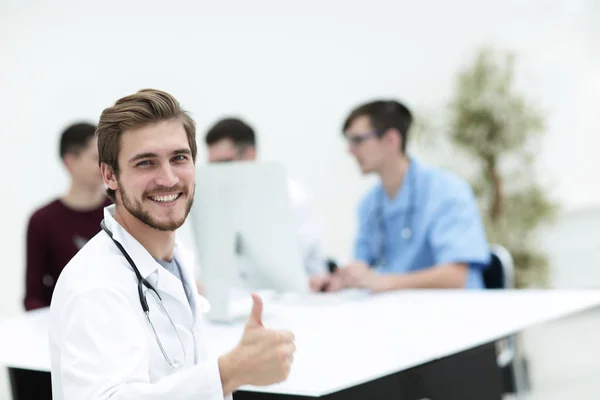 Χαμογελώντας γιατρός εμφανίζονται αντίχειρα — Φωτογραφία Αρχείου